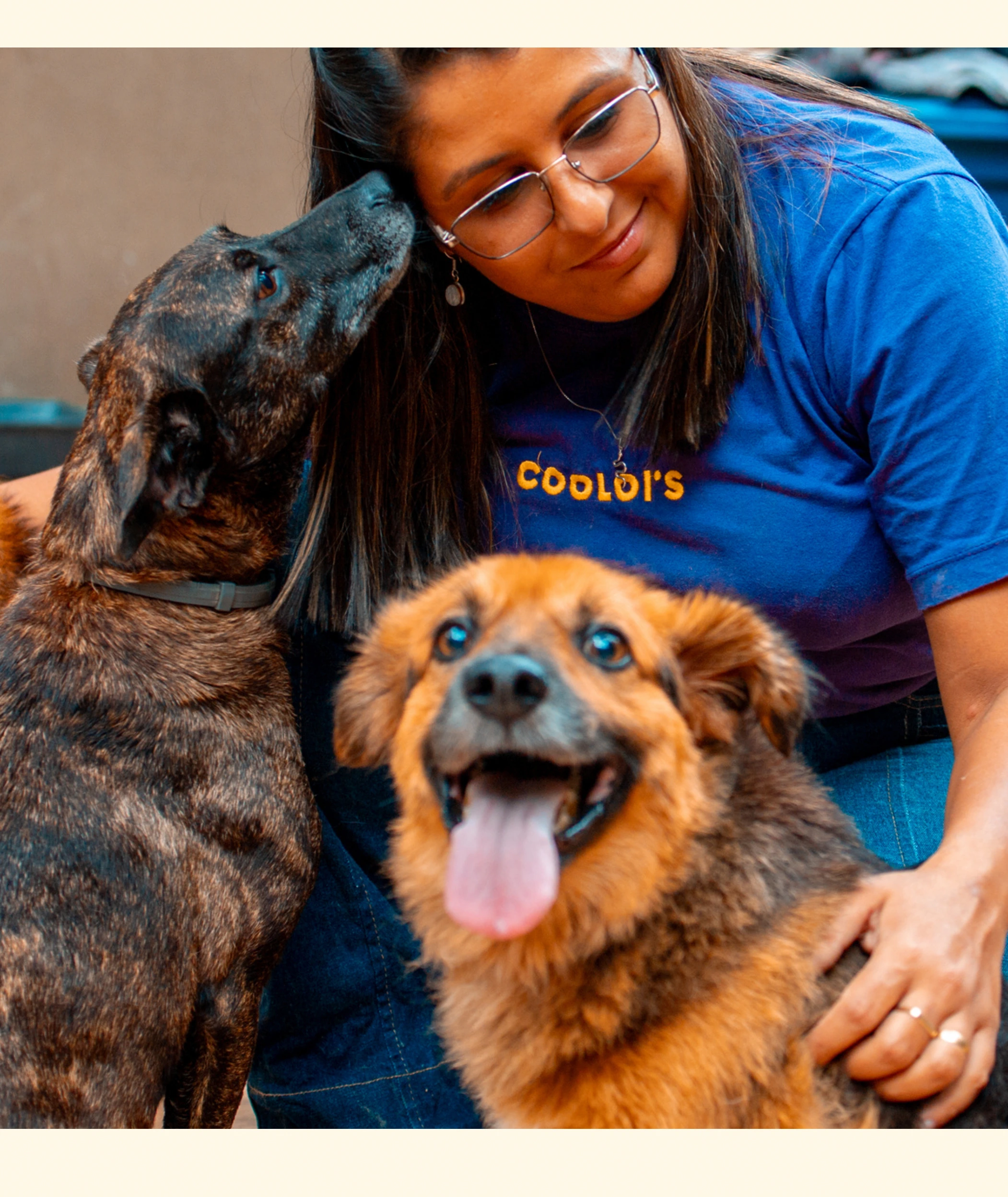 Voluntária abraçando cães resgatados