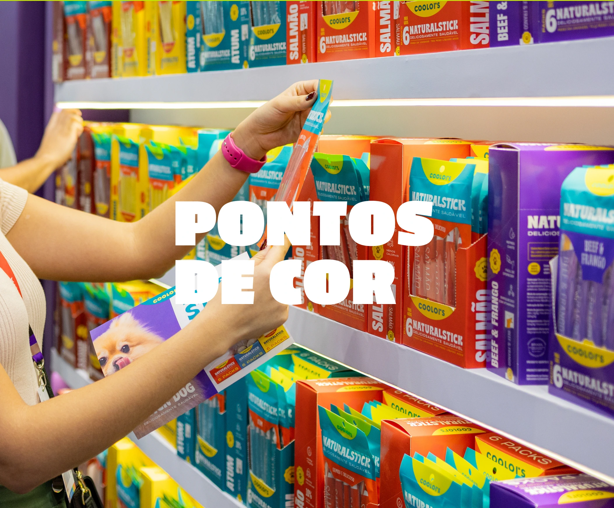 Prateleira de loja com produtos COOLORS — Pontos de Cor